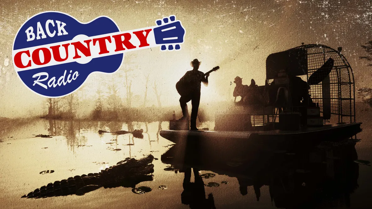 Logotipo da Back Country Radio em forma de violão, com a silhueta de um músico tocando sobre um aerobarco num pântano