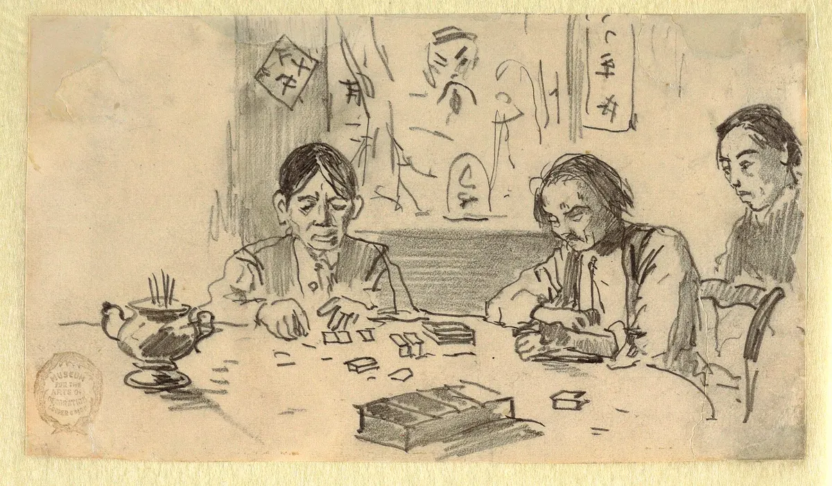 Desenho a lápis de dois homens chineses jogando dominó numa mesa redonda enquanto um terceiro observa; ao fundo, cartazes com caracteres chineses