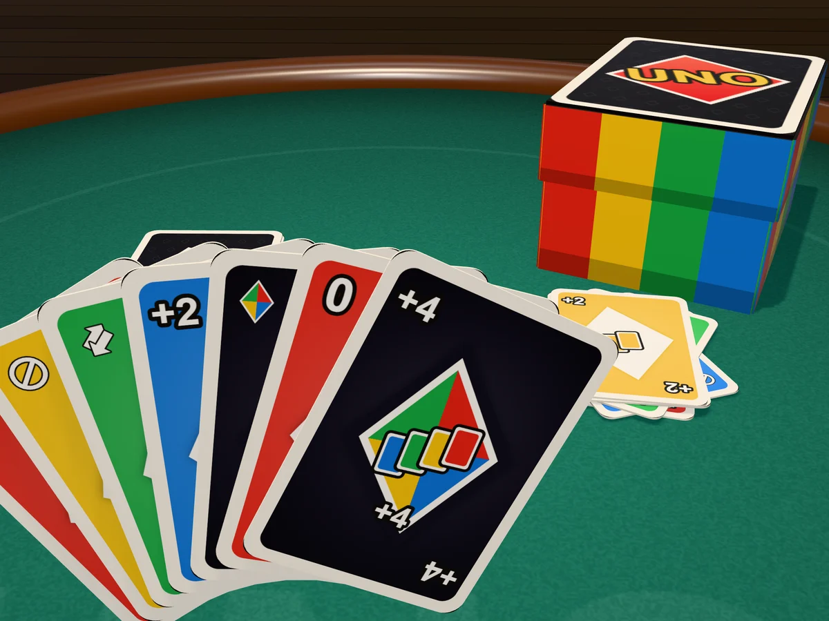 Leque de cartas coloridas com um coringa +4 na frente, sobre uma mesa de feltro verde, ao lado de uma caixinha listrada