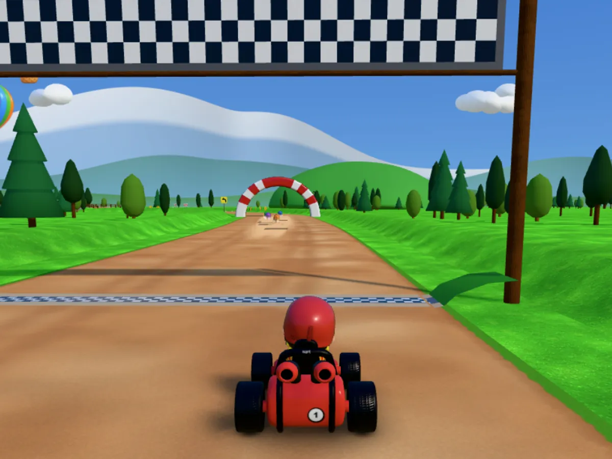 Kart vermelho largando sob o pórtico quadriculado, com um balão no céu e pinheiros ao redor