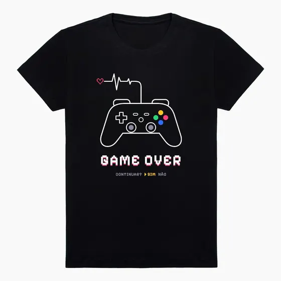 Camiseta preta Game Over, modelo tradicional: controle de videogame em traço branco, linha de batimento e o texto GAME OVER