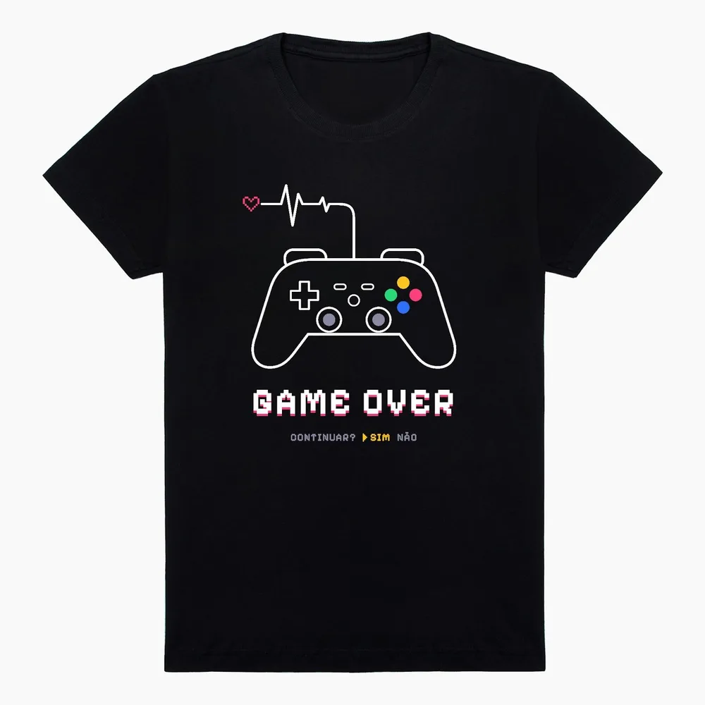 Camiseta preta Game Over, modelo tradicional: controle de videogame em traço branco, linha de batimento e o texto GAME OVER